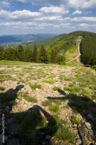 Turyści podziwiający widoki w polskich górach Beskidach