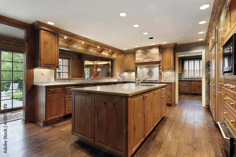 Obraz premium Tradiitional kitchen with oak wood cabinetry