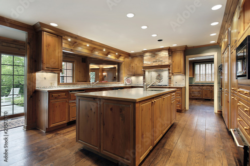 Tradiitional kitchen with oak wood cabinetry