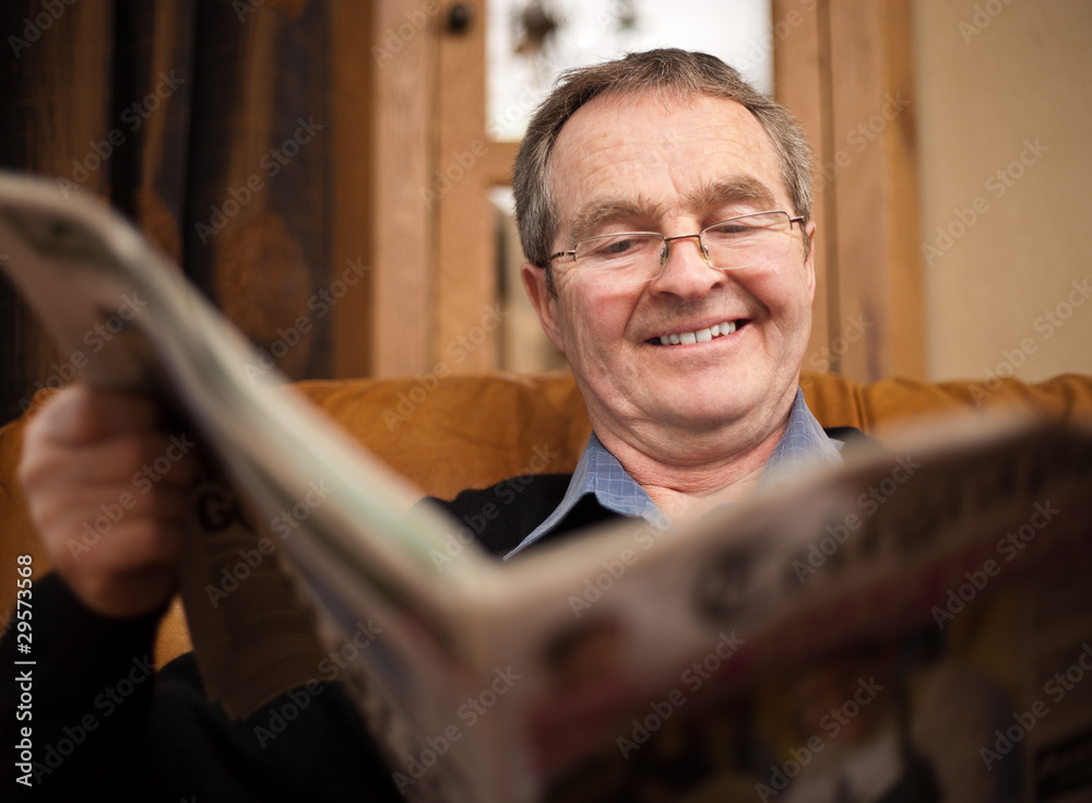 Old man happy reading newspaper - obrazy, fototapety, plakaty 