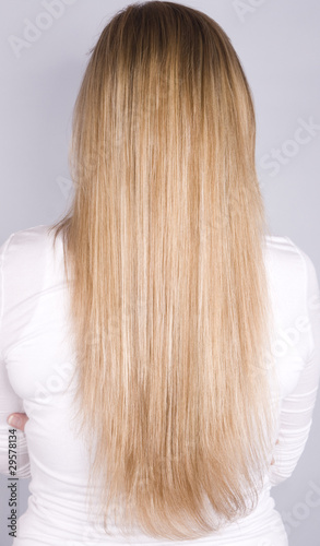 femme aux cheveux longs blonds