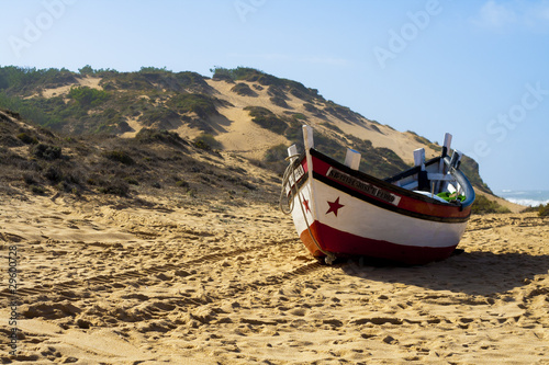 Barco na praia do Meco