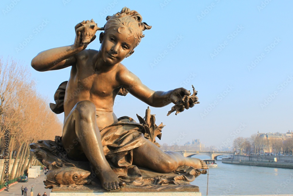 Statue de jeune fille sur le pont Alexandre III à Paris