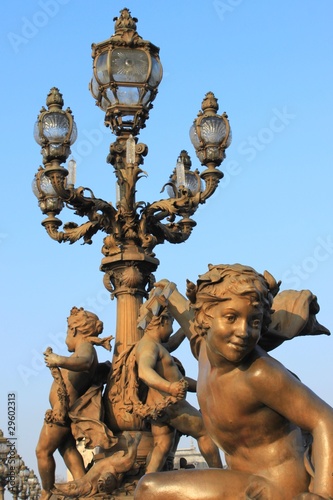 Statue et candélabre du pont Alexandre III à Paris