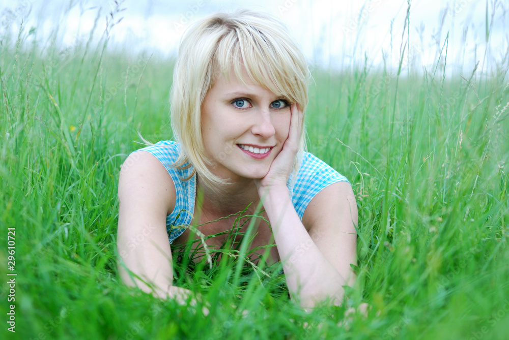 Junge Frau im Gras Junge Frau im Gras
