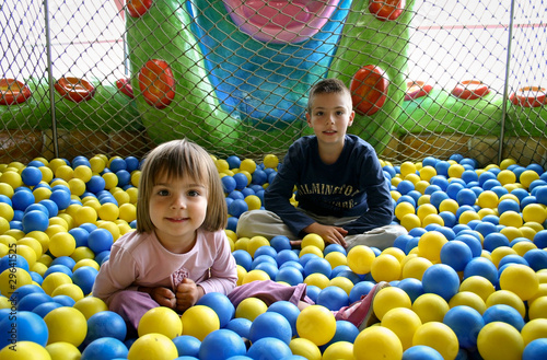 enfants dans la piscine à balles photo