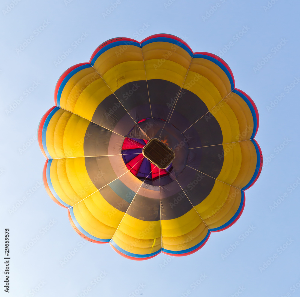 Obraz premium under view of hot air balloon