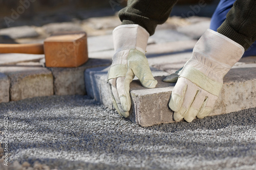 handwerker pflastert den hof photo