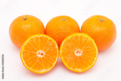 Mandarinen mit Wassertropfen vor weissem Hintergrund