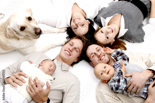 glückliche familien mit kindern und hund