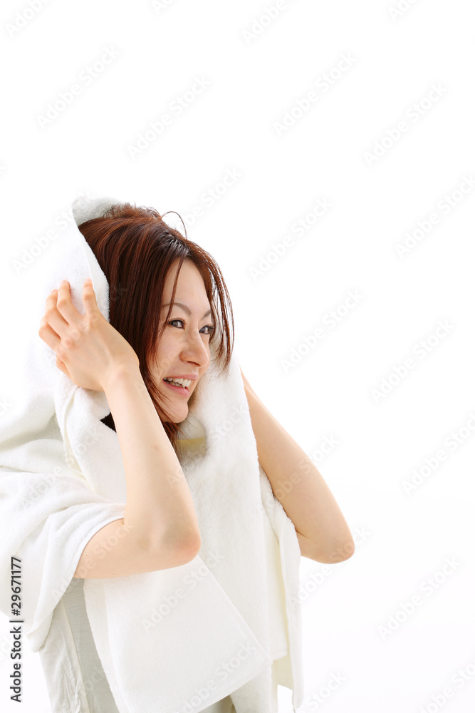 髪を乾かす女性 髪を乾かす女性