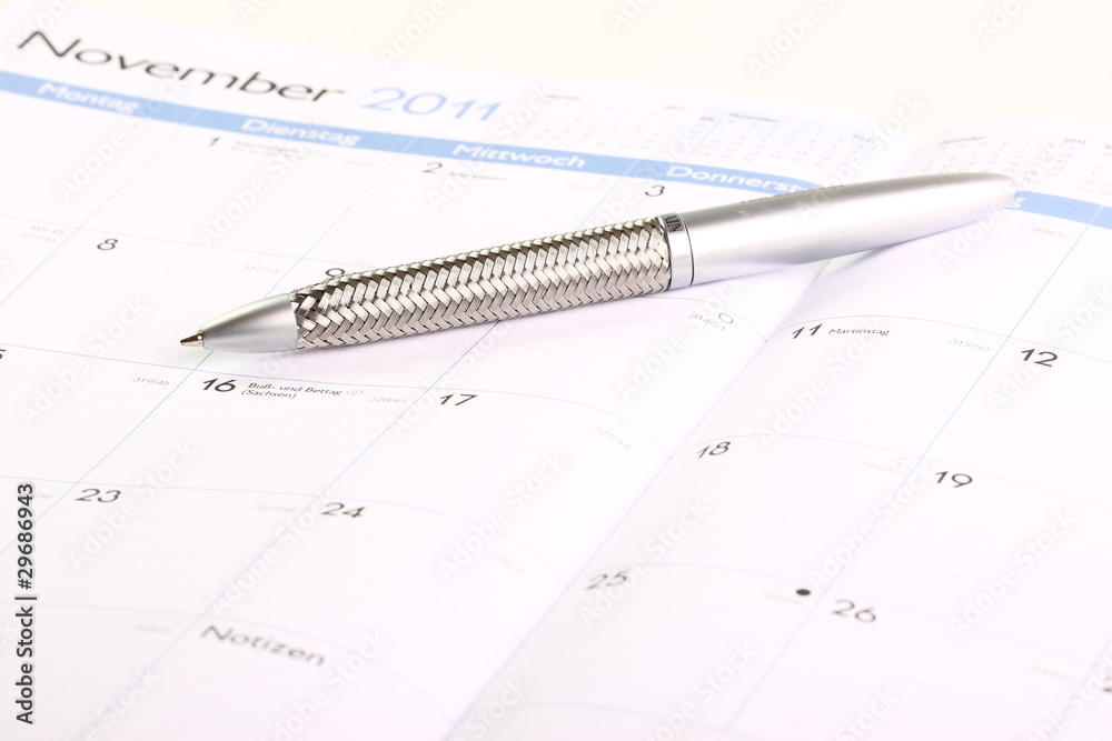 aufgeschlagener Kalender mit Stift Sommeranfang aufgeschlagener Kalender mit Stift Sommeranfang