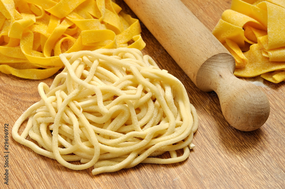 Foto Stock Spaghetti alla chitarra, pasta fresca fatta a mano | Adobe Stock