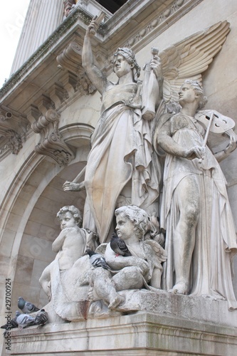 Statue de l'Opéra Garnier à Paris