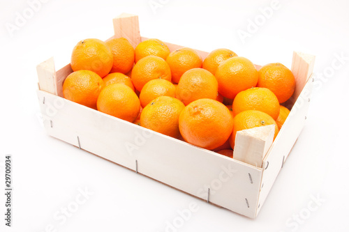 Mandarinen in Kiste vor weissem Hintergrund