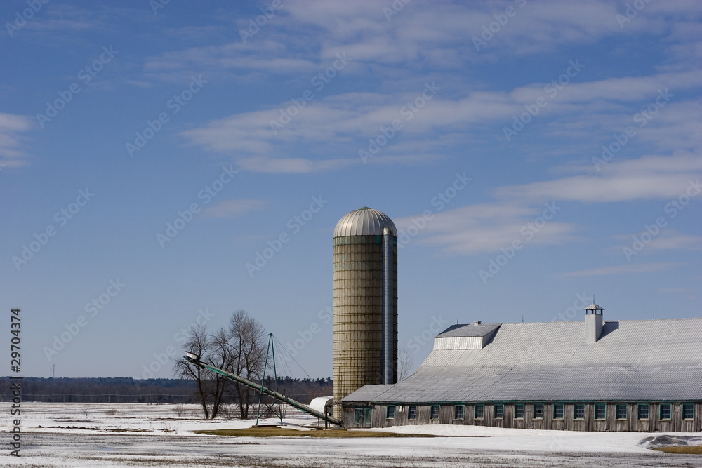 Obraz premium Barn with silo in winter
