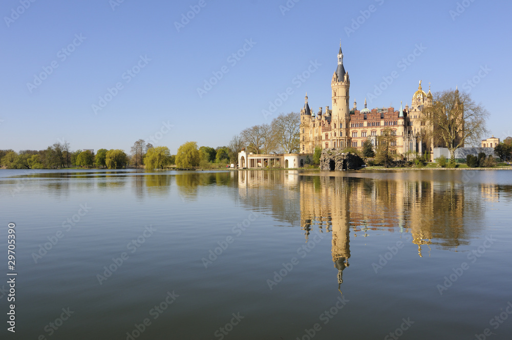 Schloss Schwerin mit Schweriner See