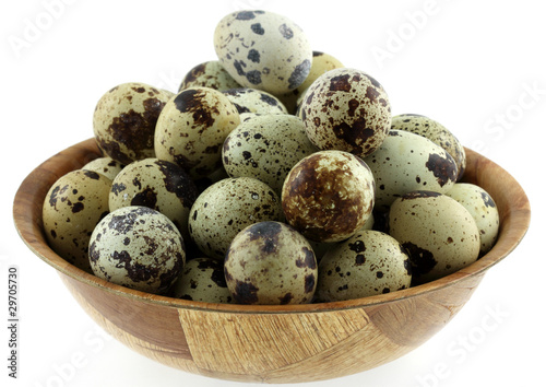 oeufs de caille dans un bol en bambou