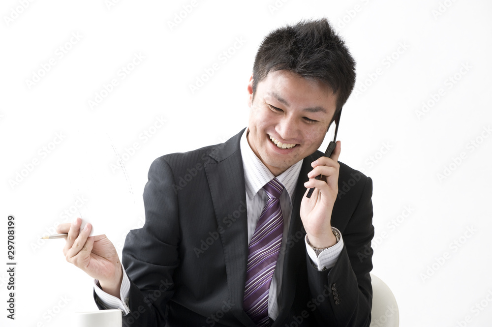 携帯電話で話すビジネスマン 携帯電話で話すビジネスマン
