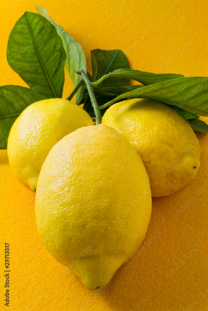 limoni su fondo arancione