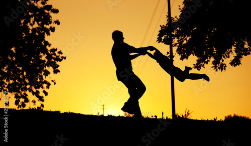 Vater und Sohn spielen im Sonnenuntergang © Kzenon