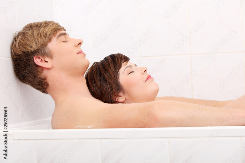 Naklejka premium Young happy couple in bath.