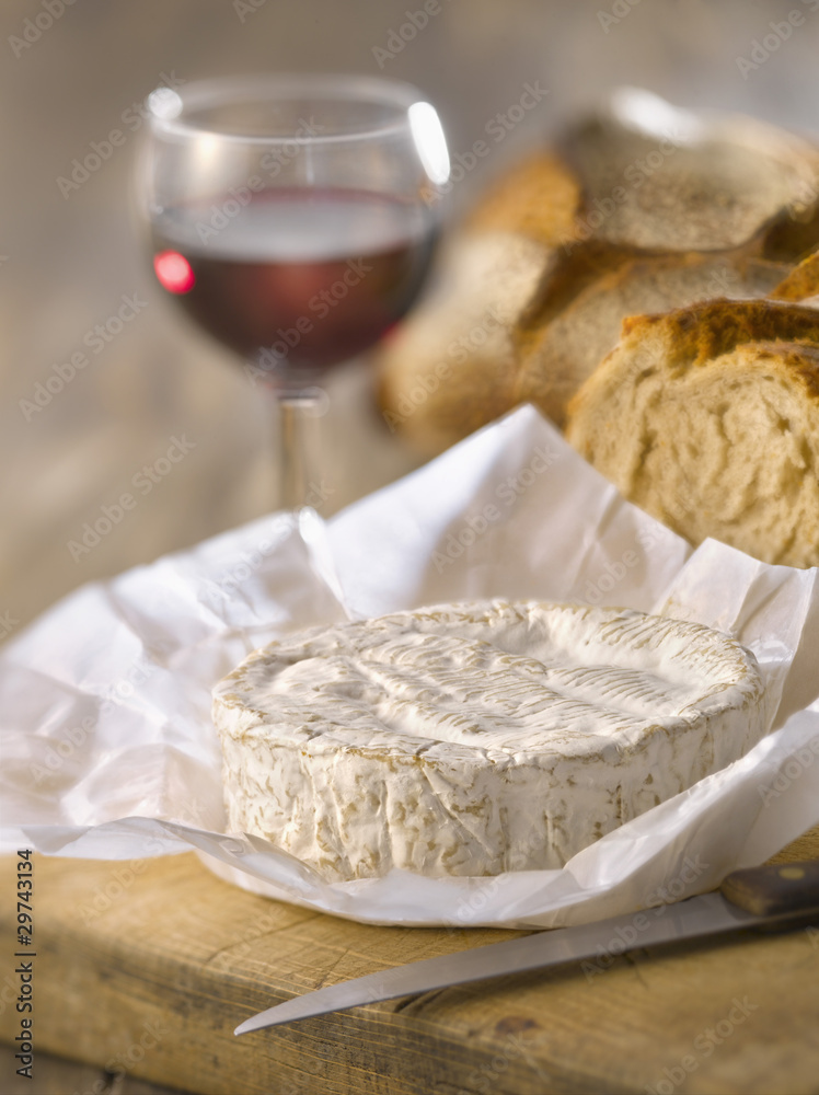 Camembert, verre de vin rouge et pain Stock Photo | Adobe Stock