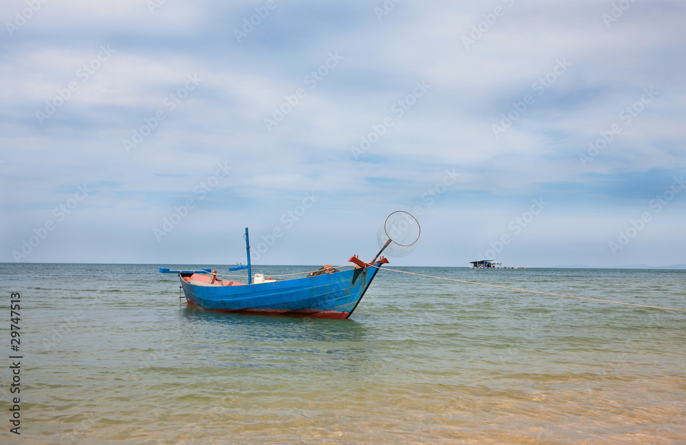 blaues Fischerboot vor Phu Quoc