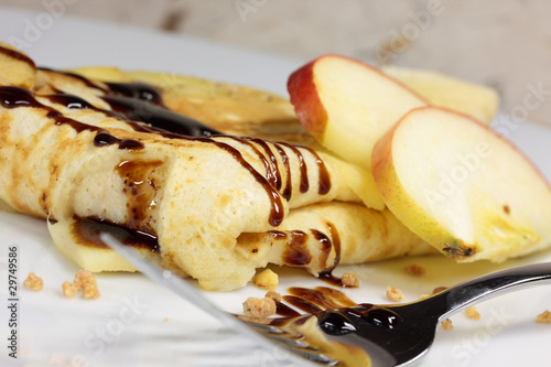 Apfelpfannkuchen mit Sirup photo