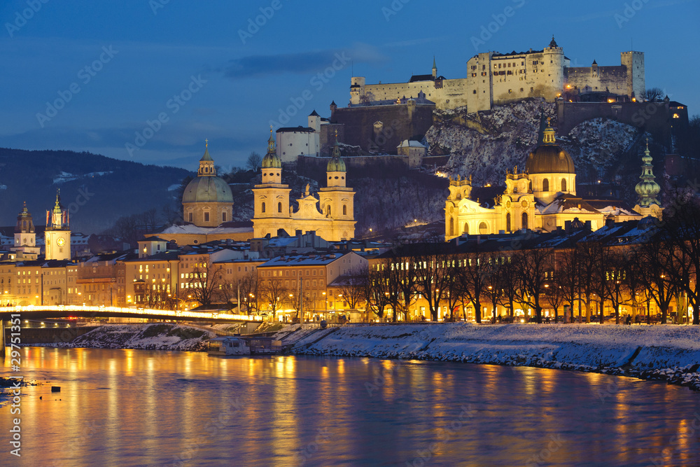Obraz premium Stare miasto Salzburg w nocy