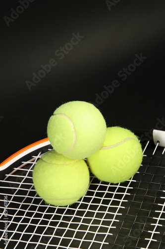 Теннисные мячи и ракетка