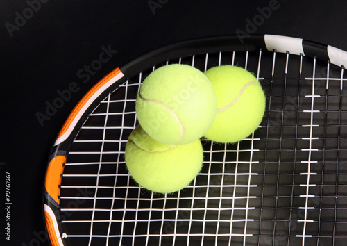 Теннисные мячи и ракетка © kary1974