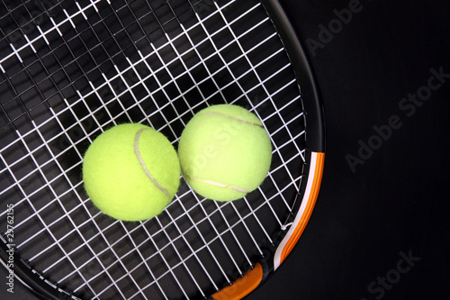 Теннисные мячи и ракетка © kary1974