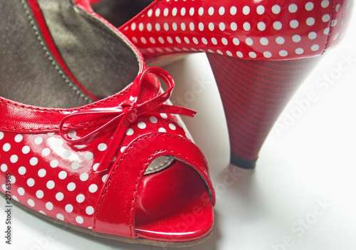 chaussures rouges à petits pois blancs