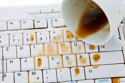 Kaffeetasse auf Computer Tastatur geleert photo