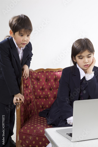 よりかかり覗き込む