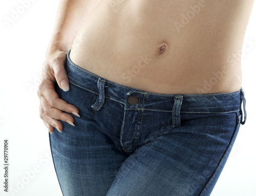bassin de jeune femme svelte en pantalon de jeans © STUDIO GRAND WEB