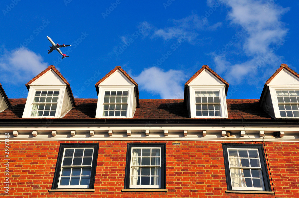 Aereo che passa sopra una casa a Londra Aereo che passa sopra una casa a Londra
