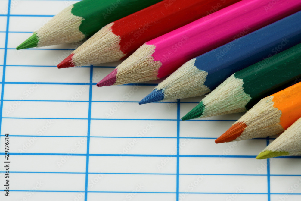 crayons de couleurs sur quadrillage ardoise blanche Stock Photo Adobe