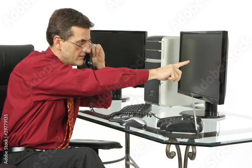 Homme montre du doigt sur l'ecran de son PC