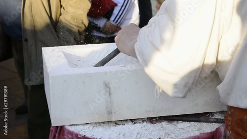 Escultor tallando mármol