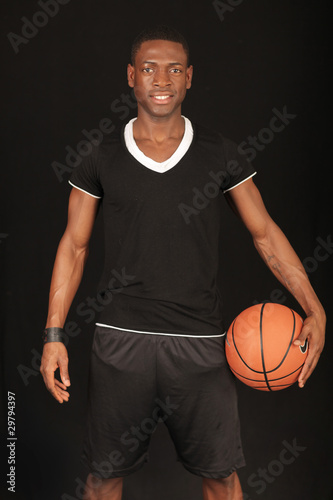 sportlicher Mann mit Basketball © Peter Atkins
