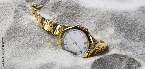montre bijou mode perdue dans le sable