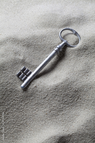 clé solution savoir dans le sable © STUDIO GRAND WEB
