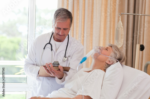 Fototapete Doctor examining his patient