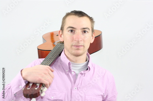 Homme avec se guitare sur l'épaule photo