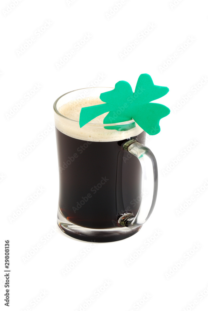 Obraz premium Glass of dark beer decorated with 4-leaf clover