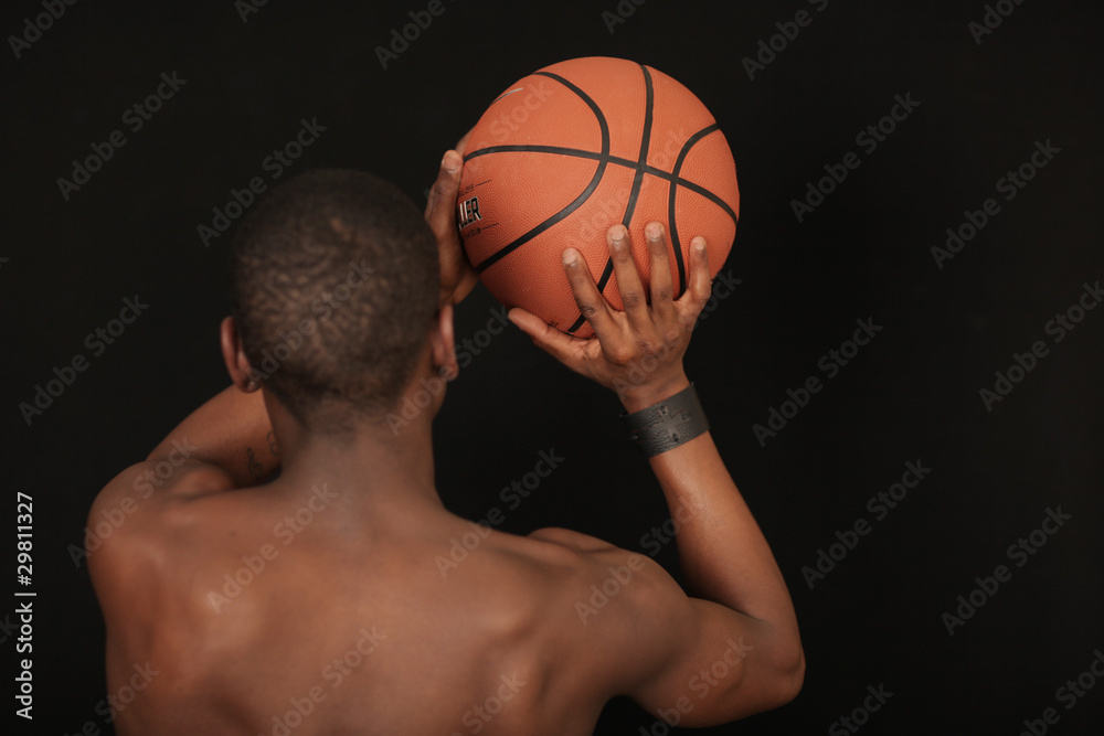 sportlicher Mann mit Basketball sportlicher Mann mit Basketball