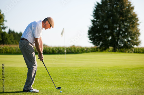 Älterer Golfspieler im Sommer photo