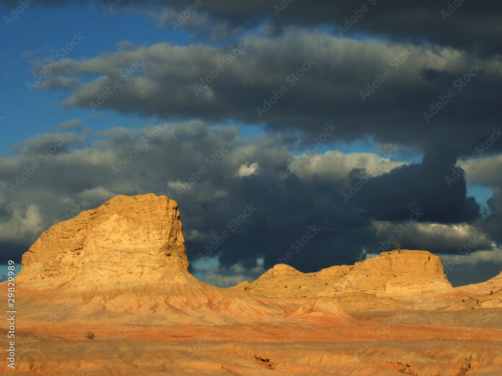 Ciel d'orage dans le désert